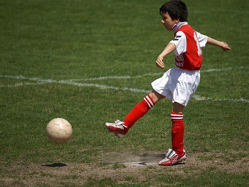 PICT9182.JPG - Corentin : bien le regard vers le but plutôt que sur le balon.