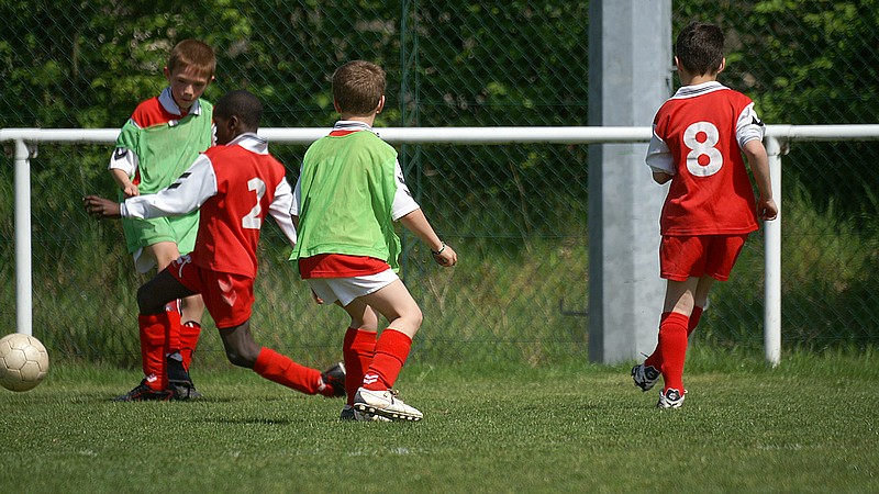 PICT9222.JPG - Dommage pour Mathieu qui manque l'interception d'une passe en retrait hasardeuse de la part du 8 de Fleury.