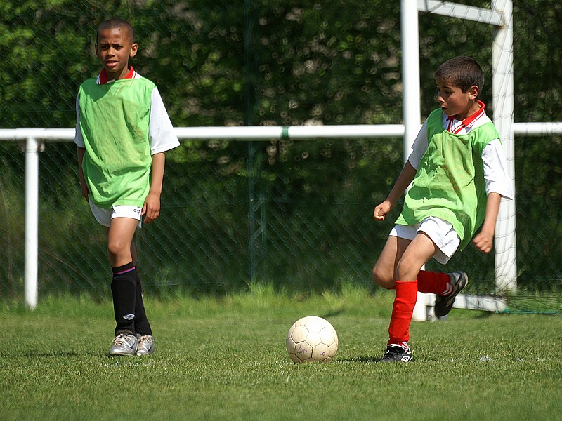 PICT9236.JPG - Dégagement de Younès sous le regard attentif d'Axel.