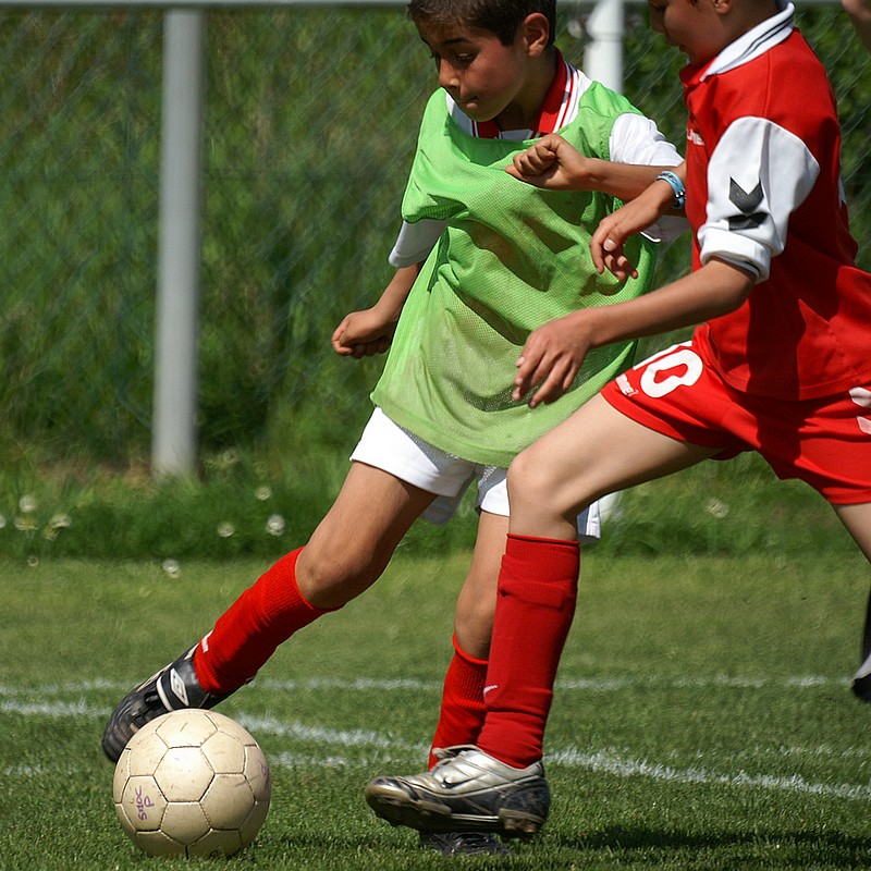 PICT9241.JPG - Younès en pleins dribbles, toujours... un peu trop sur ce match, l'efficacité n'est pas toujours au rendez-vous.
