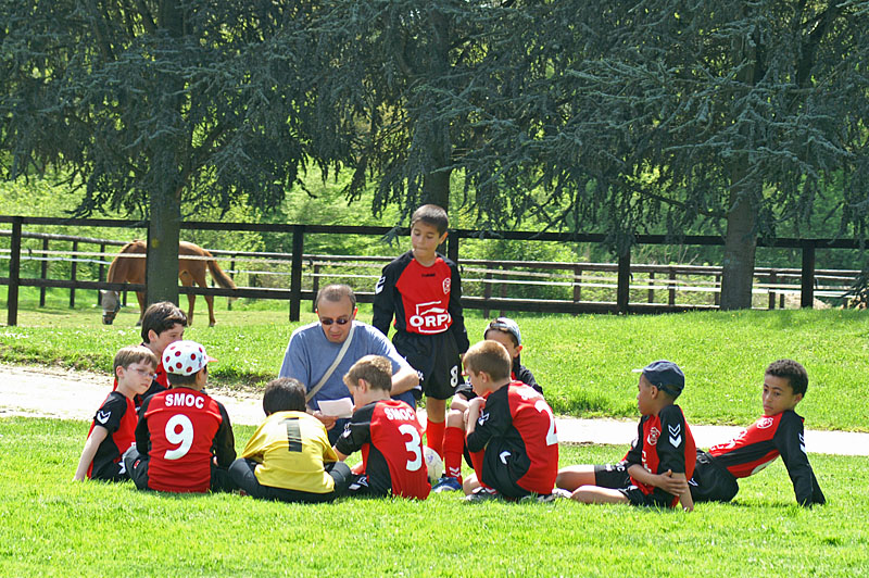 PICT9349.jpg - Causerie d'avant match. Younes, assis !