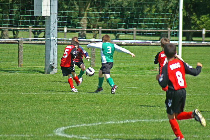 PICT9370.JPG - Frappe de Hugo malgré un défenseur très présent.