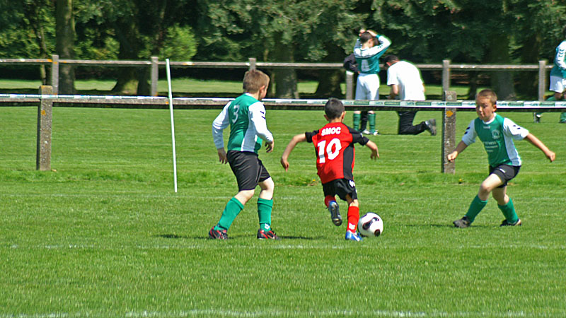 PICT9373.JPG - Sofiane va provoquer la défense...