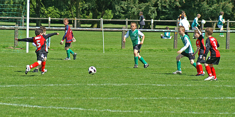 PICT9380.JPG - Hugo s'arrache pour récupérer une balle à l'entrée de la surface. Thibault et Johan à l'affut.