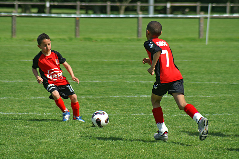 PICT9401.JPG - Axel à la relance avec Sofiane. Fin de match sur une première victoire.