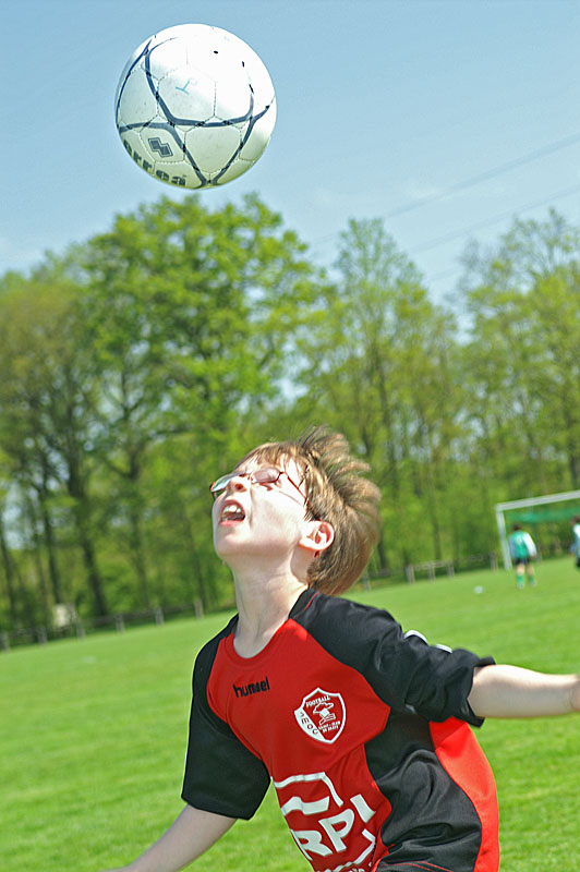 PICT9424.JPG - Thibault : le principe est de mettre le ballon au-dessus de ta tête... pas la tête sous le ballon...