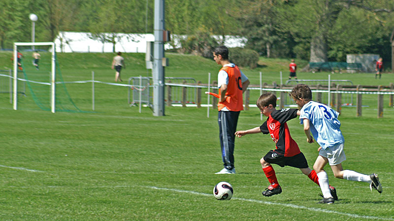 PICT9441.JPG - Thibault cherche à ressortir proprement la balle.