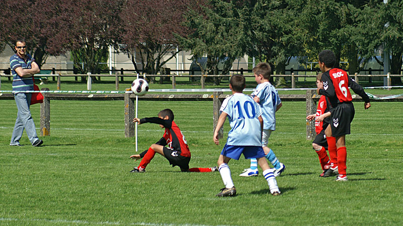 PICT9472.JPG - Younès à l'interception. Fin de match. Défaîte 0-1. Dommage, l'adversaire était bon, mais il y avait la place.