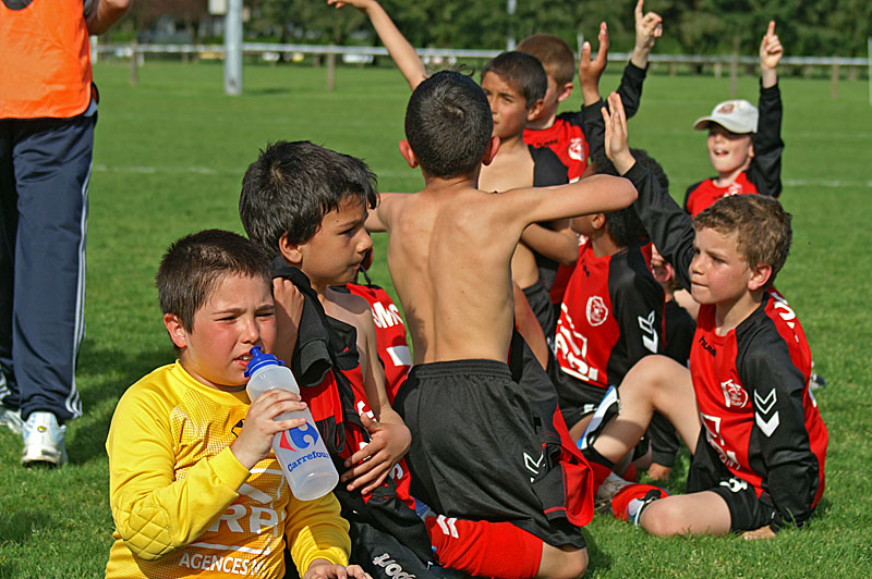 PICT9534.JPG - Il manque un adversaire pour un dernier match. Qui est partant ? Nous ! Nous ! Nous !... ben voyons... Nan ! C'est le coach qui décide !